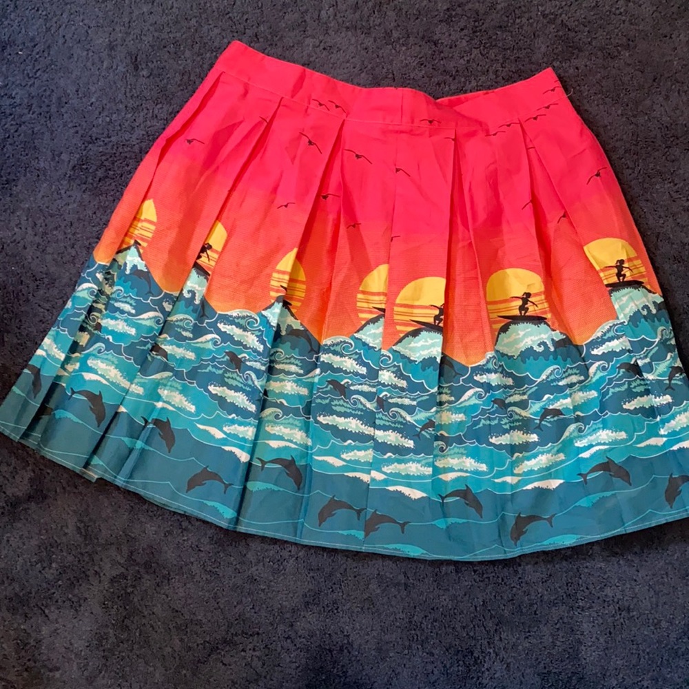 Surfing girl retro style pleated skirt.